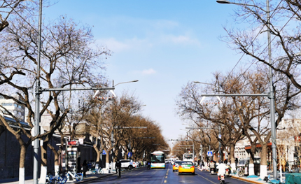 全國(guó)首例！北京無(wú)軌電車多桿合一